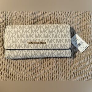 NWT Michael Kors Jet Set Large Logo Trifold Wallet in Vanilla